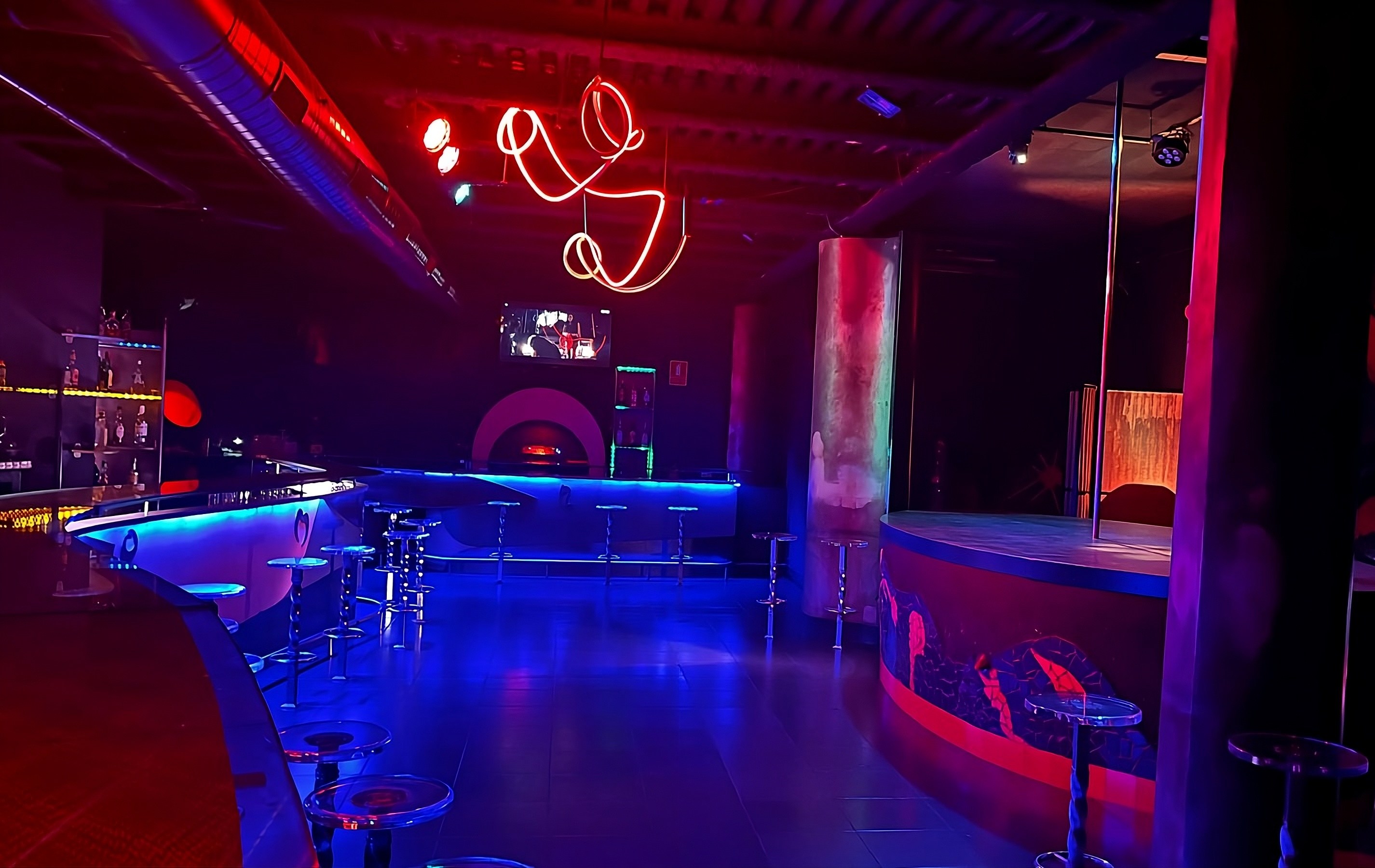 Interior del local con iluminación ambiente