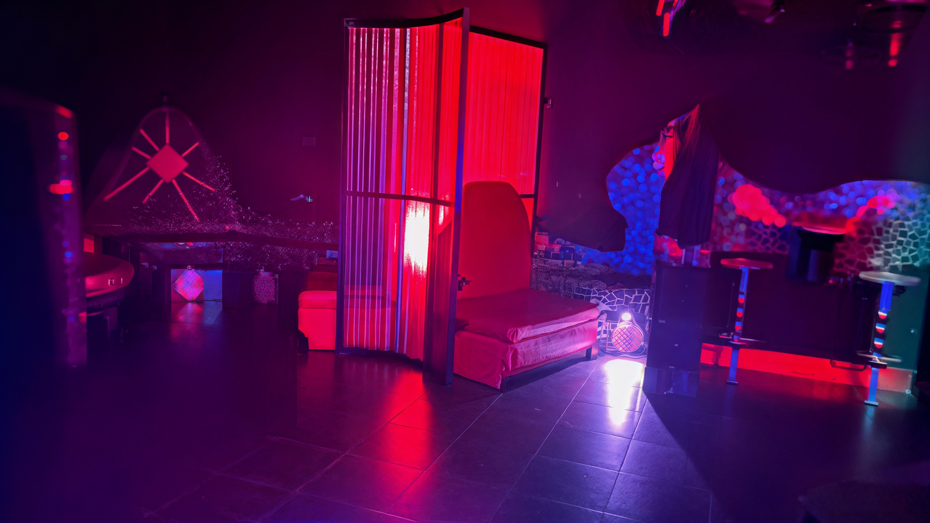 Interior del local con iluminación ambiente