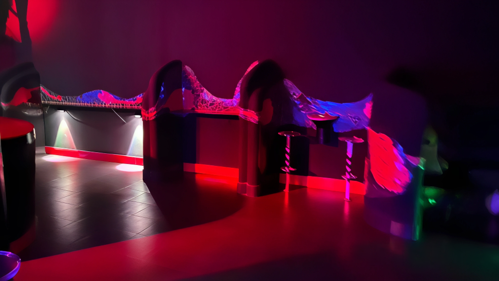 Interior del local con iluminación ambiente